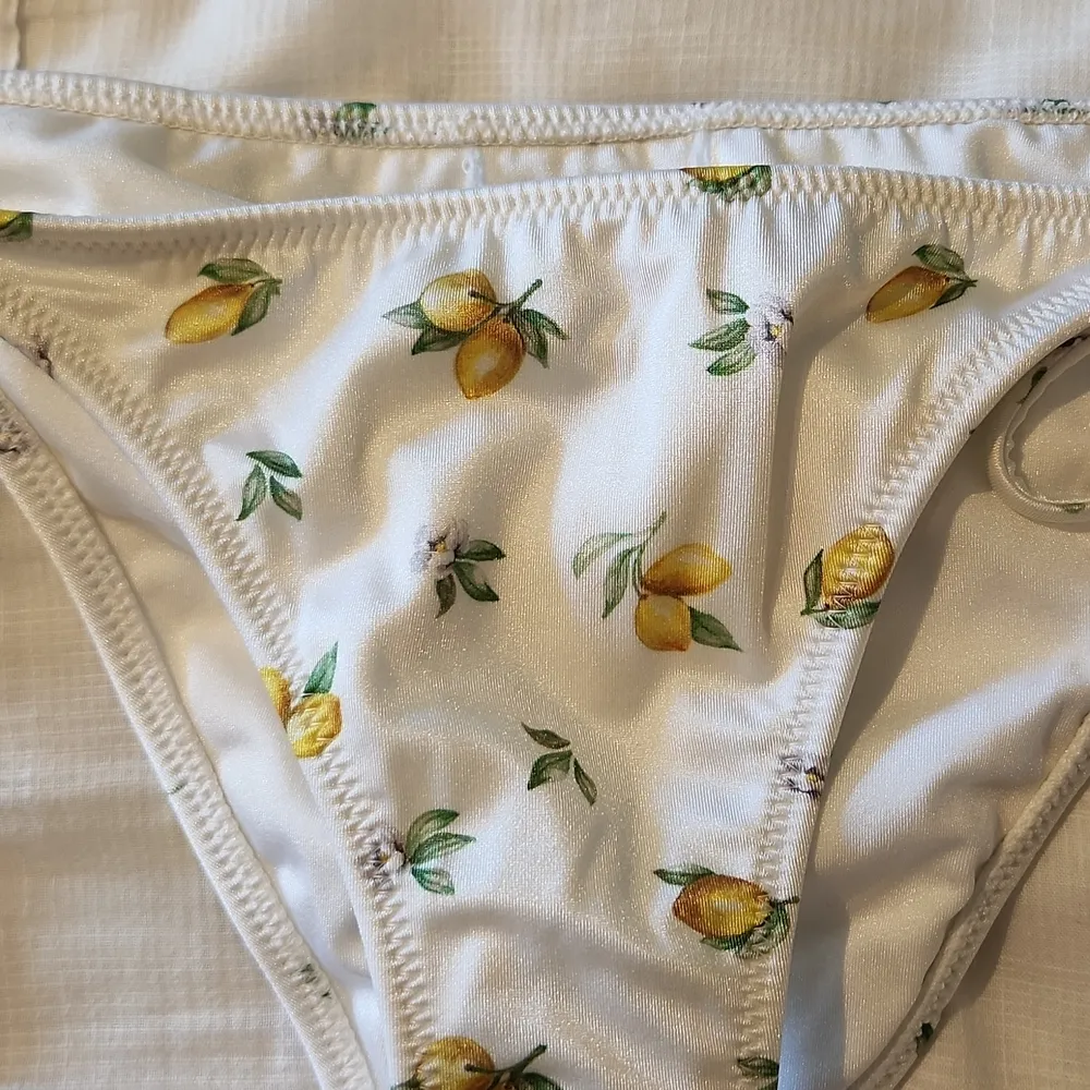 White lemon print bikini - Image 4
