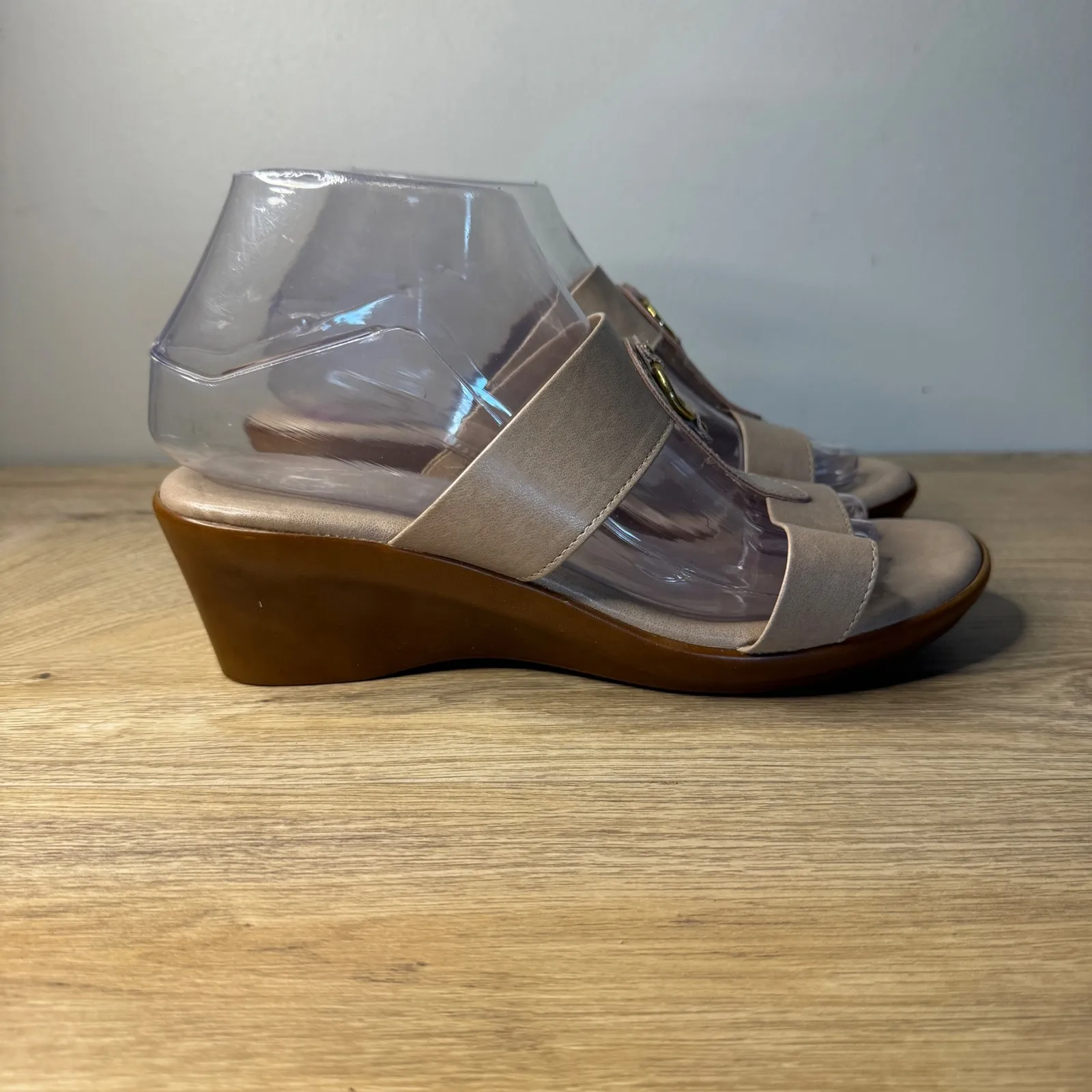 Italian Shoemakers Sandals Beige Wedge Heels Gold Accent Size‎ 8.5 Women - Image 2