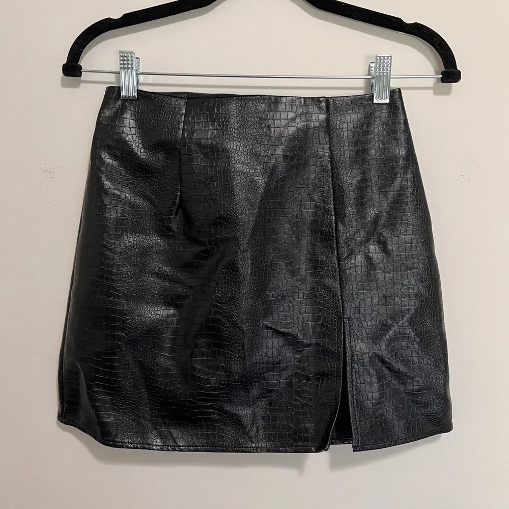 LULUS Faux Snakeskin Black Leather Pencil Mini Skirt Women’s Sz XS NWT - Image 2