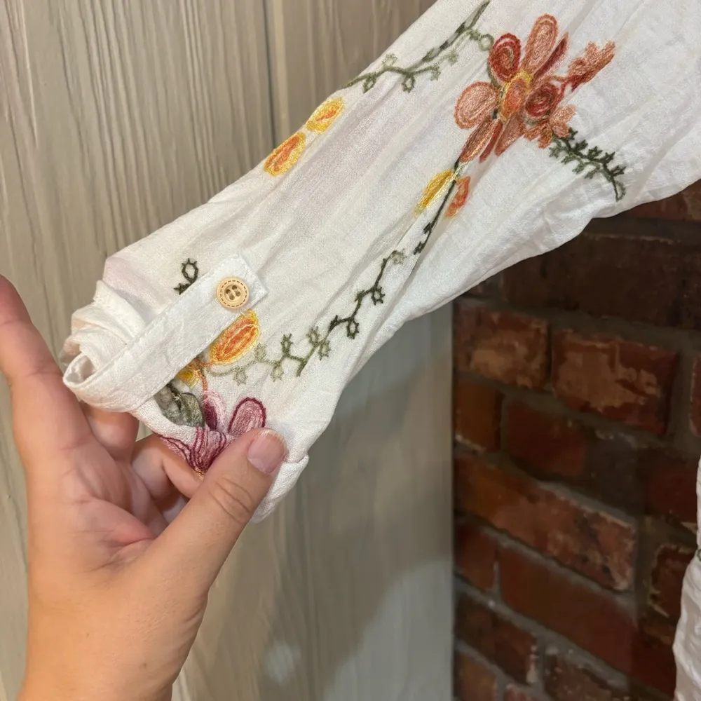 Kindred womens button up embroidered roll tab sleeves blouse white small - Image 2