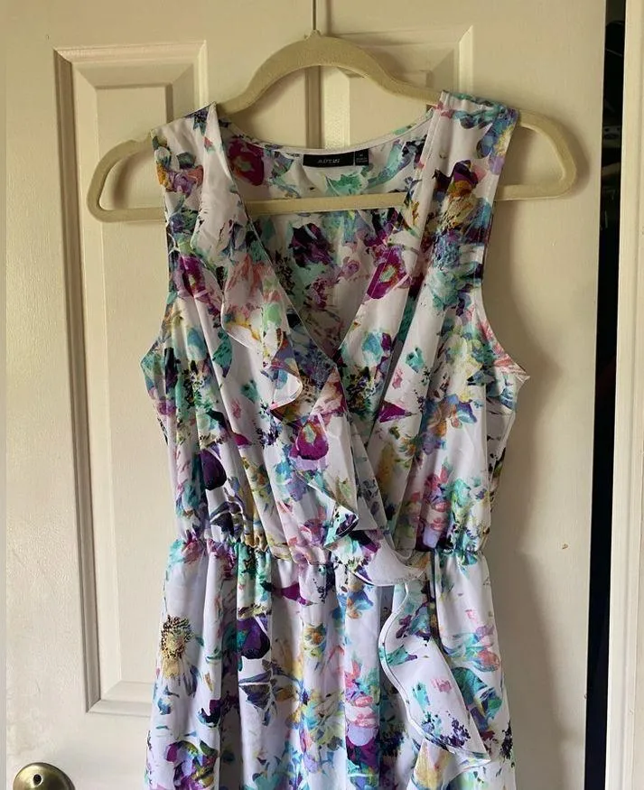 Women's Apt. 9 white floral faux wrap dress. Size medium. In excellent condition - Image 2