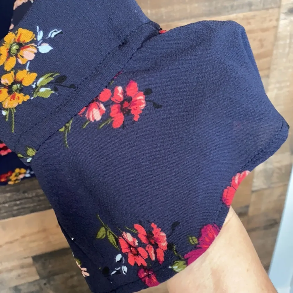 Skies Are Blue Floral Cold Shoulder Top Size XS NWT - Image 6