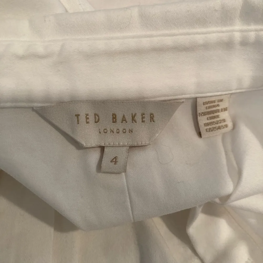 Ted Baker oversized boxy fit 3/4 length sleeve white button front shirt. Size 4 - Image 6