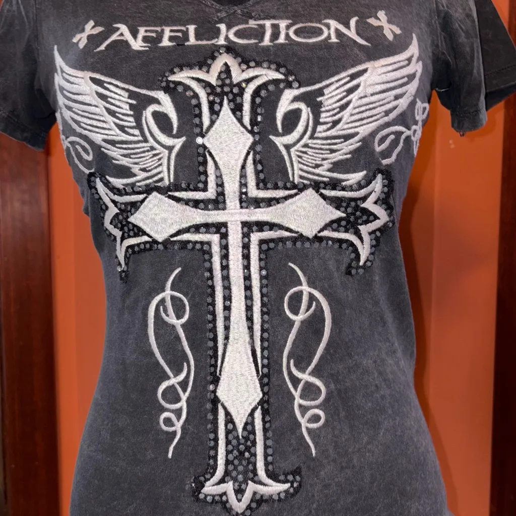 2000’s Affliction Black Graphic Tee with White Cross Design - Image 2