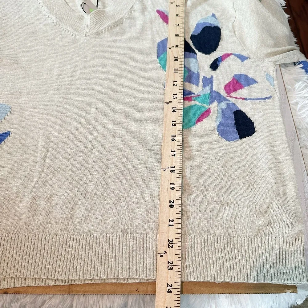 NIC+ZOE Blooming Short V Neck Sweater Size 2X
Lightweight Floral - Image 10