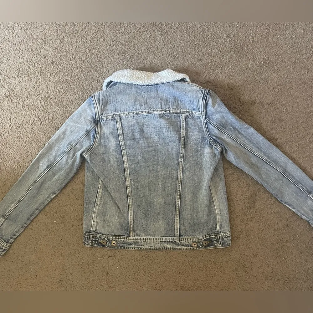 Light blue jean jacket with white teddy fur lining size medium - Image 6