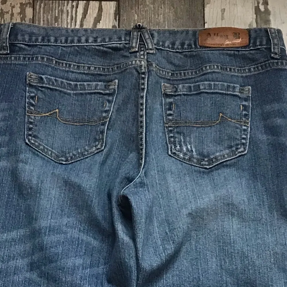 Allen B by Allen Schwartz distressed straight leg stretch jeans size 10 Blue - Image 8