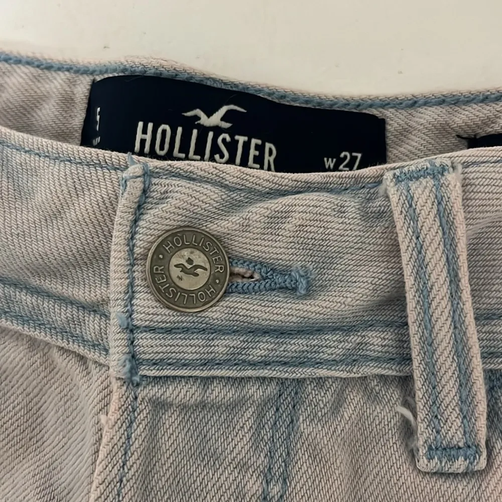 Hollister Low-Risw Boyfriend Shorts Light Wash Light Pink Tint Distressed - Image 3