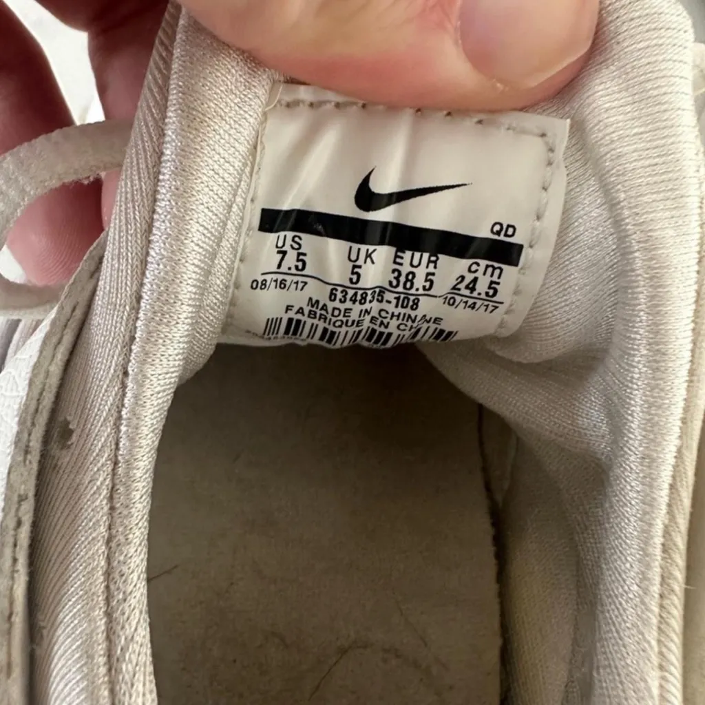 Nike Air Huarache Used Sized 7.5 - Image 3