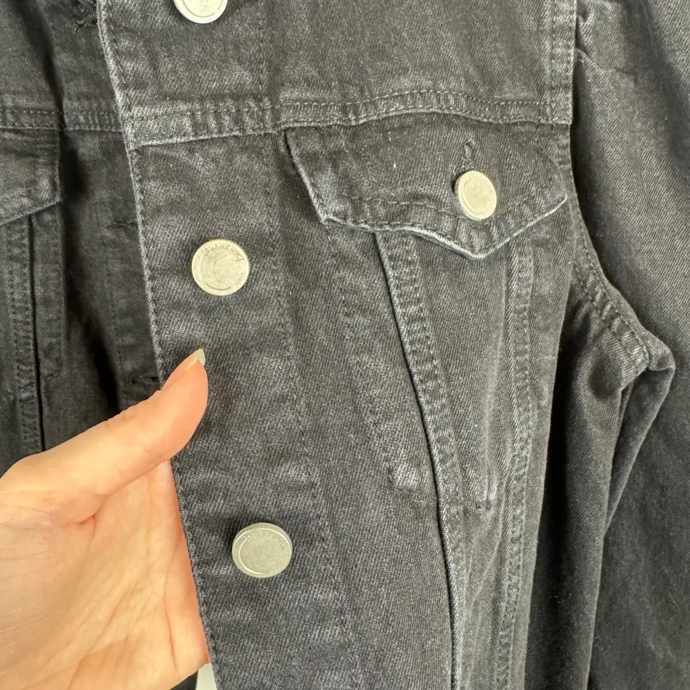 Blank NYC Black Denim‎ Jacket Sz L Puff Sleeve Frayed Hem Cropped Grunge Goth - Image 3