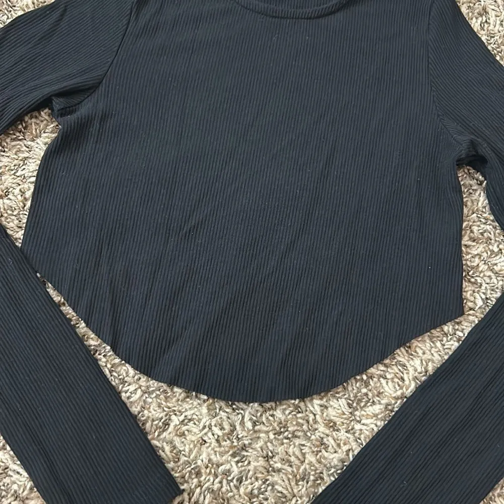Bayse Black Crew Neck Ribbed Round Raw Hem Cropped Long Sleeve Top Sz XS - Image 3