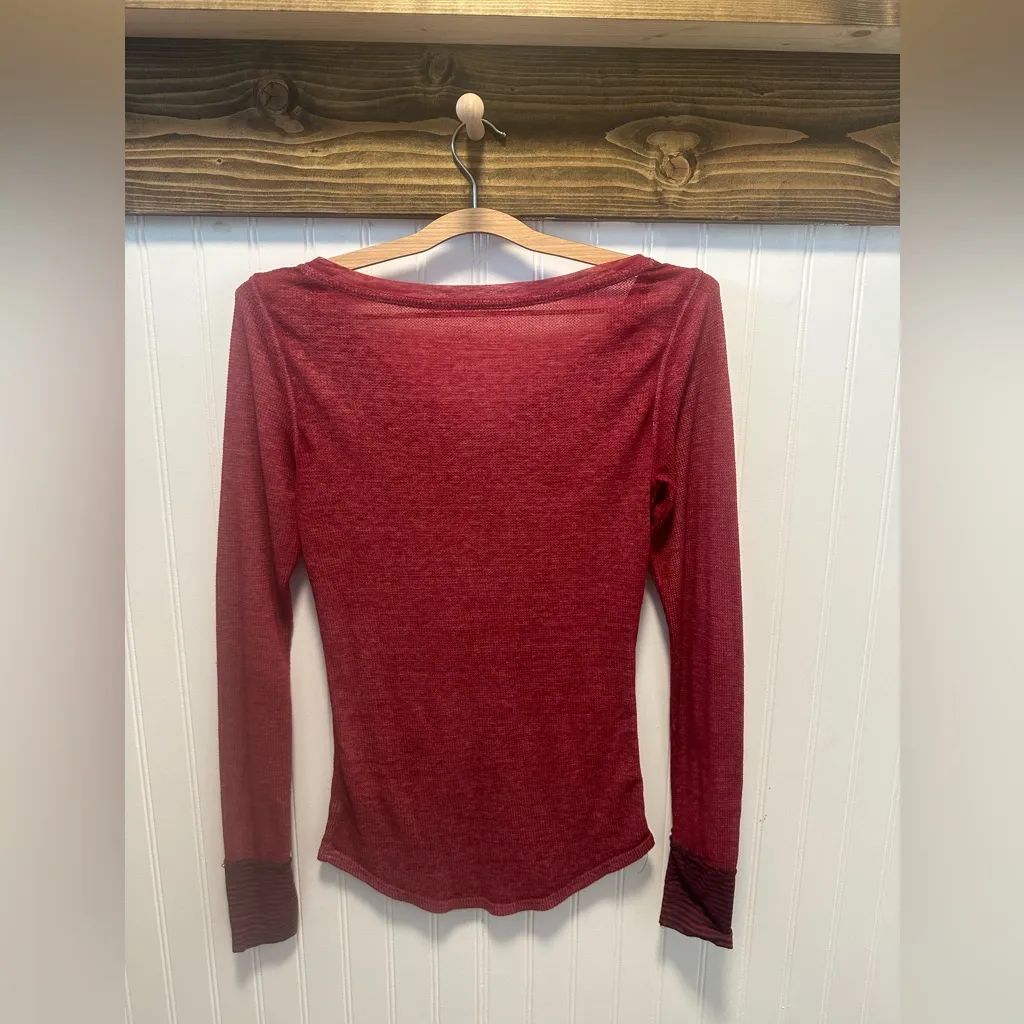 Aeropostale Red/Burgundy Long Sleeve Waffle Knit Henley Top Sz M - Image 2