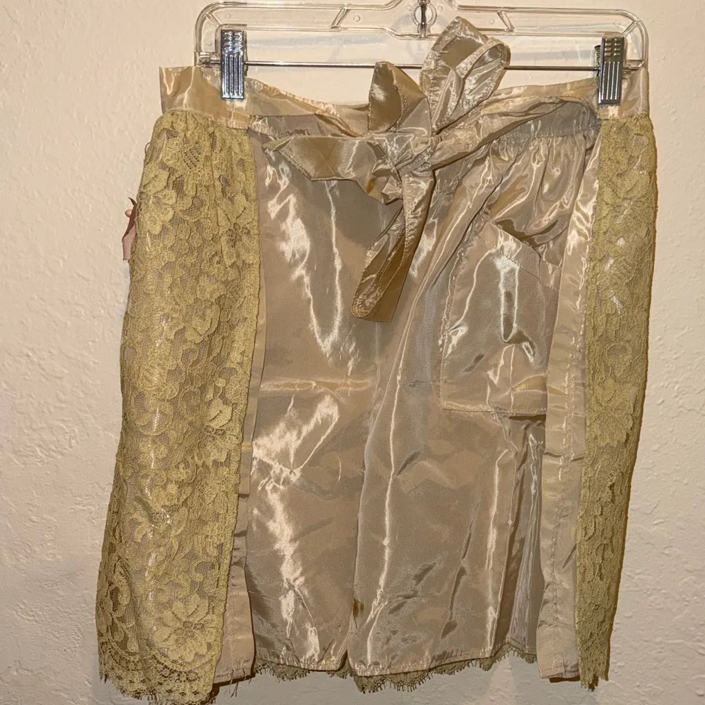 Vintage Elegant Lace Apron with Floral Accent Pink - Image 7