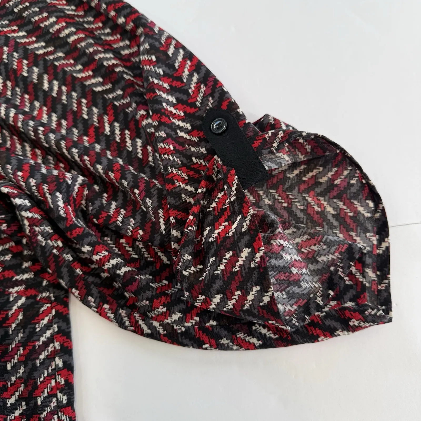 Catherines Red Black Geometric Button Up 3/4 Sleeve Y Neck Blouse Size 5X - Image 4