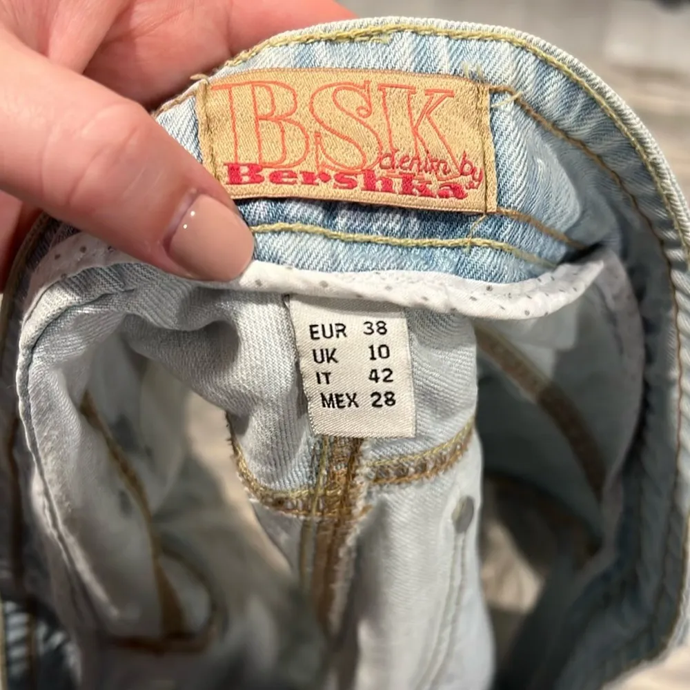 Bershka denim shorts . Size‎ 6 - Image 4