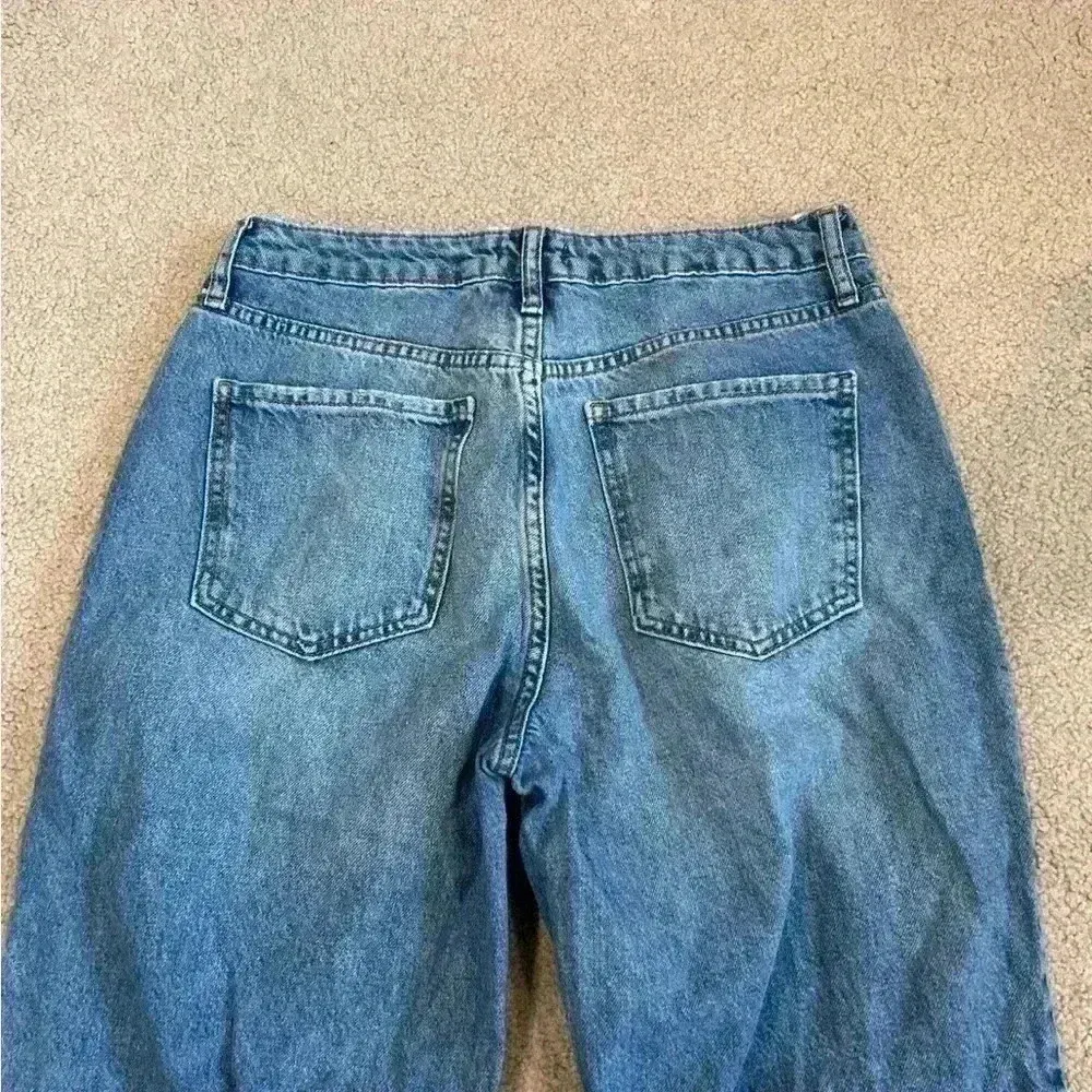 Forever 21 distressed blue straight leg jeans in size 28 - Image 5