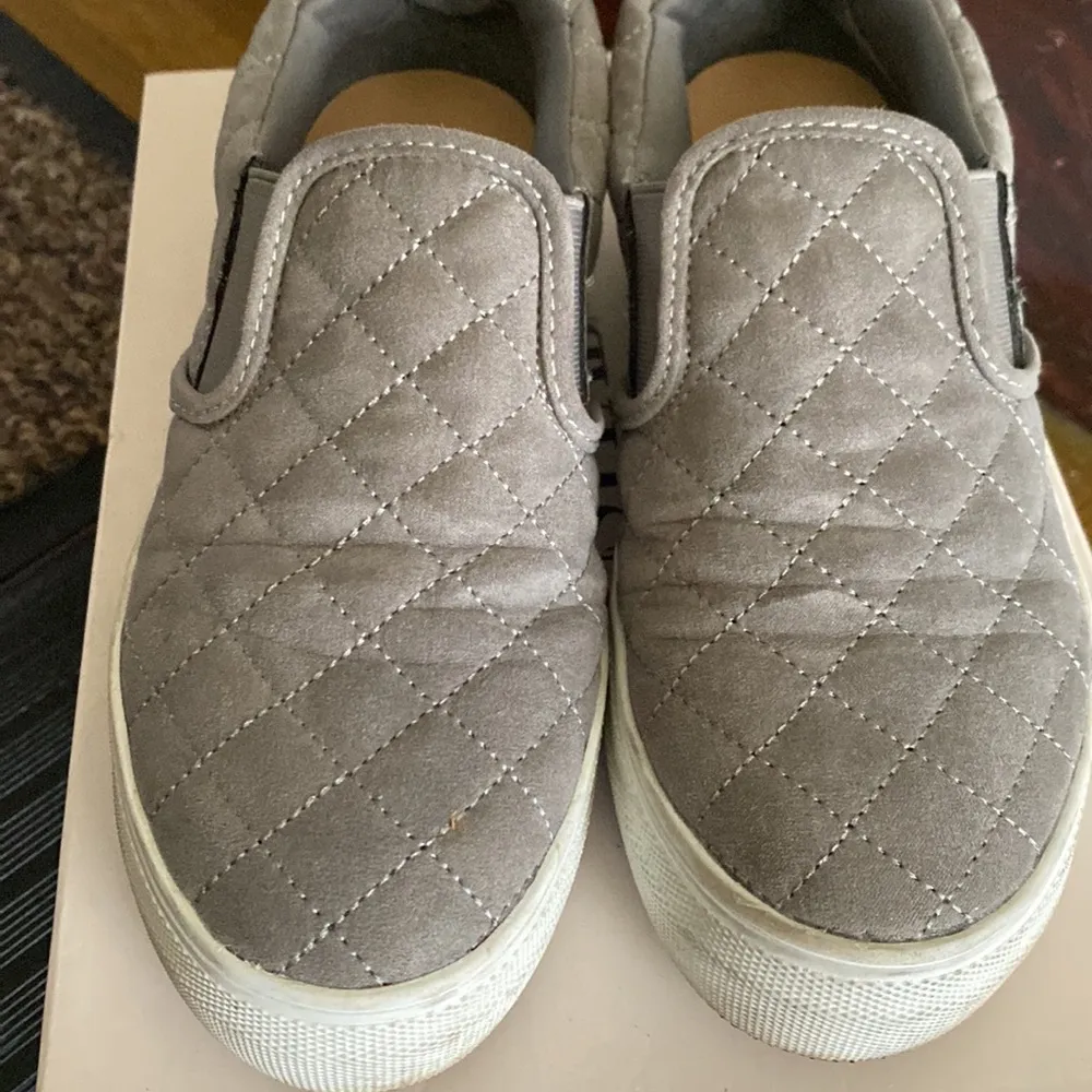 JustFab grey quilted sneakers size 5.5 - Image 5