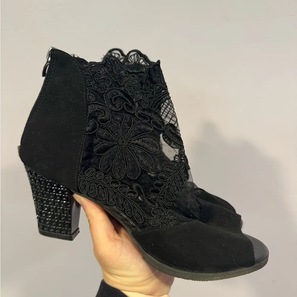 Black‎ all over lace heels Black Size 8 - Image 2