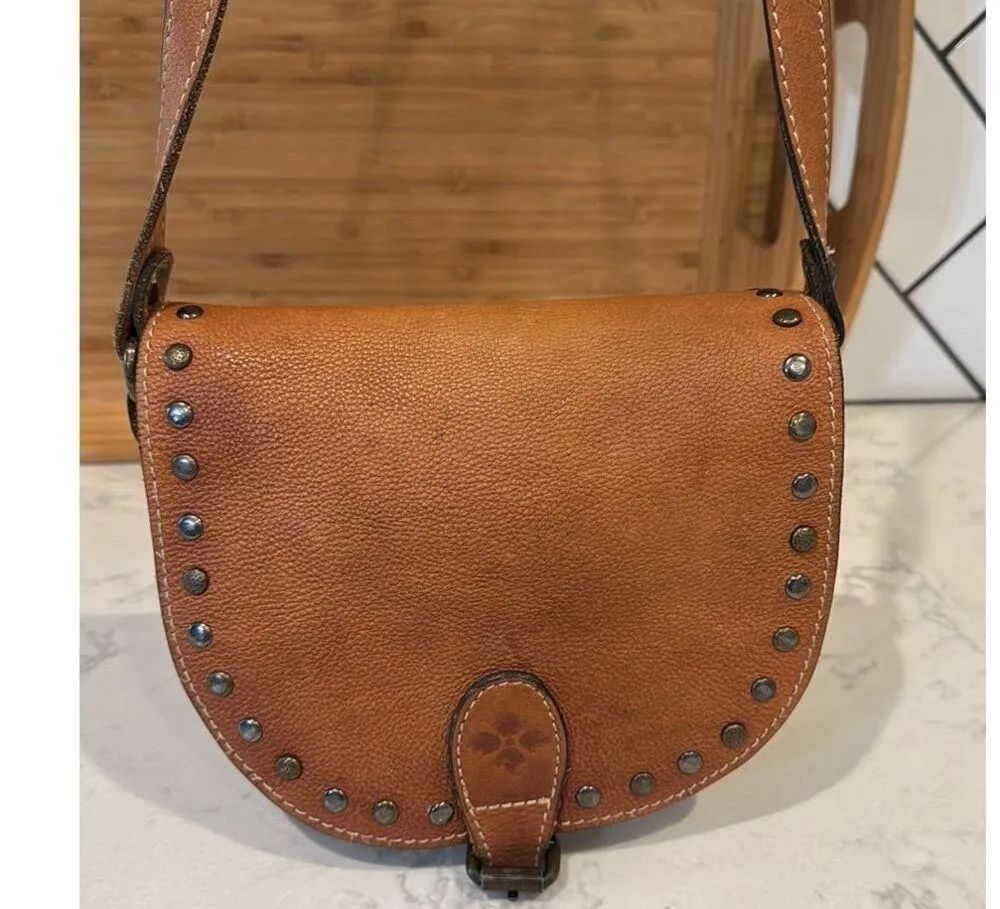 patricia nash vin dis lea flap pebbled Italian leather crossbody bag camel - Image 3