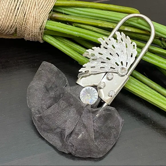 Unique Vintage Silver-tone Ruffle Mesh Safety Pin Style Brooch. New (Old Stock) - Image 1