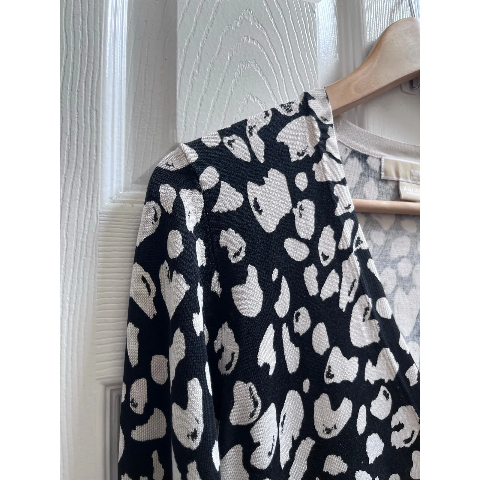 Michael Kors Michael  Silk Blend Print V Neck Button Down Cardigan Size XS - Image 4