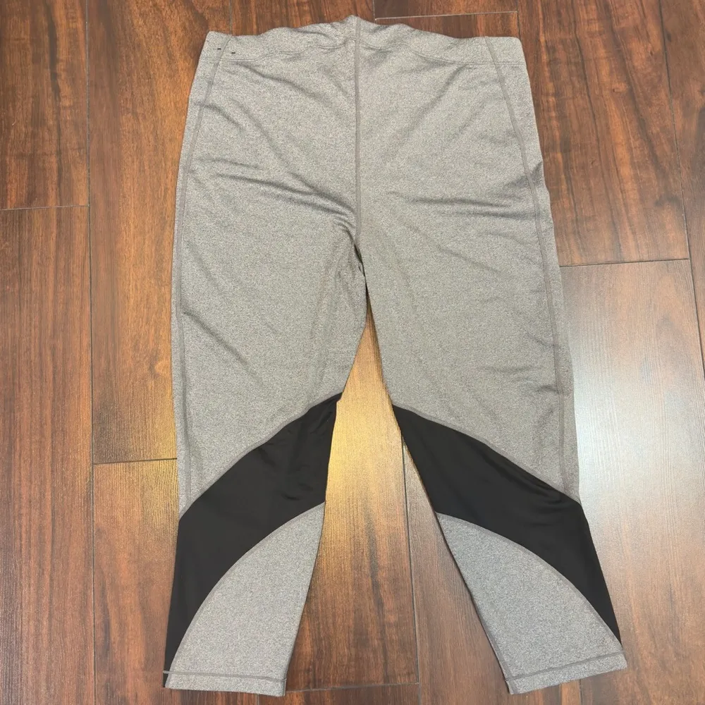Nike Women’s Gray and Black Therma-Fit Leggings - Image 4