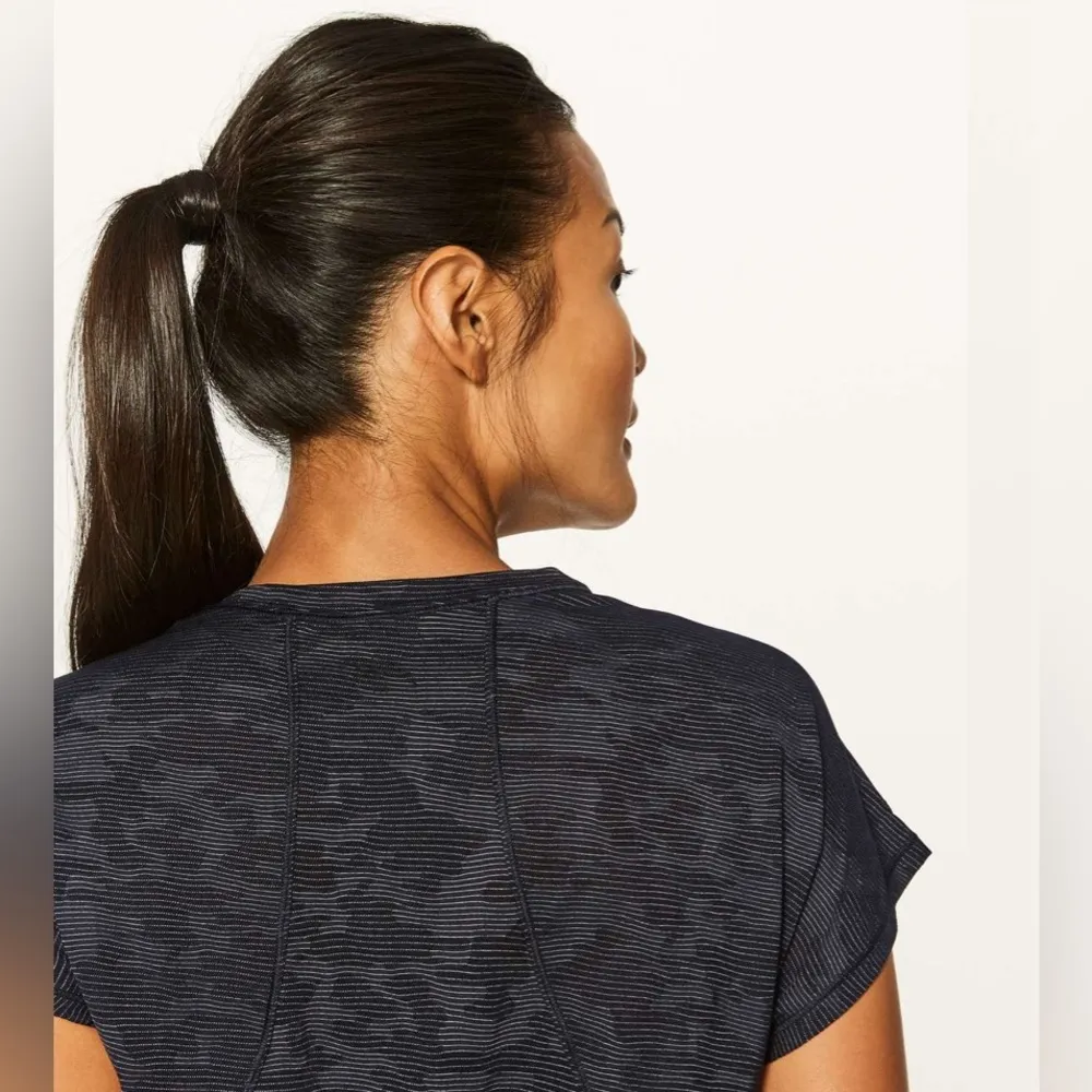 LULULEMON Miles Ahead Short Sleeve Mesh Tee Shirt T-Shirt in Deep Camo Size 10 - Image 2