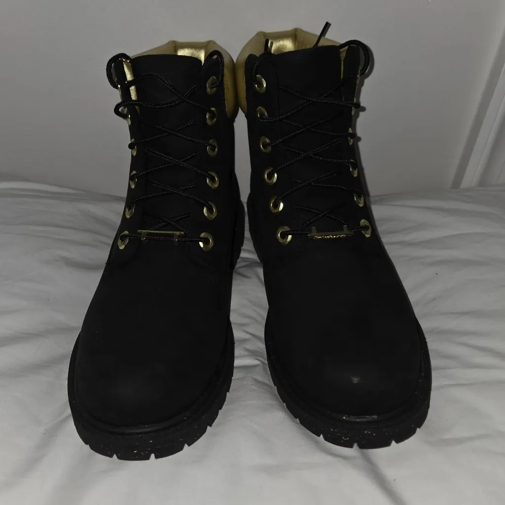 Timberland 6'' Premium Boot Black Gold TB0A5RRM001 Snow Rain Boot Like new size 7 - Image 2