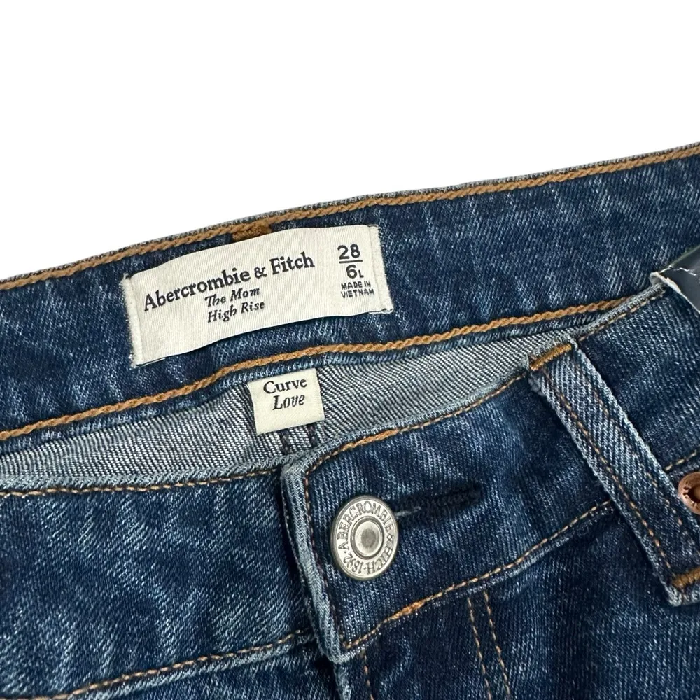 the Mom high rise curve love jeans size 28 - Image 4