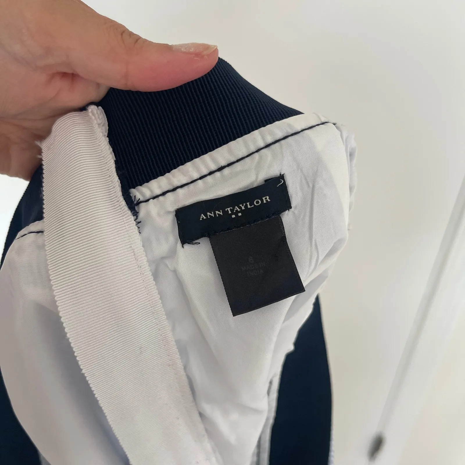 Ann Taylor Blue White Embroidered‎ Eyelet Women's Pencil Skirt Size 6 - Image 3