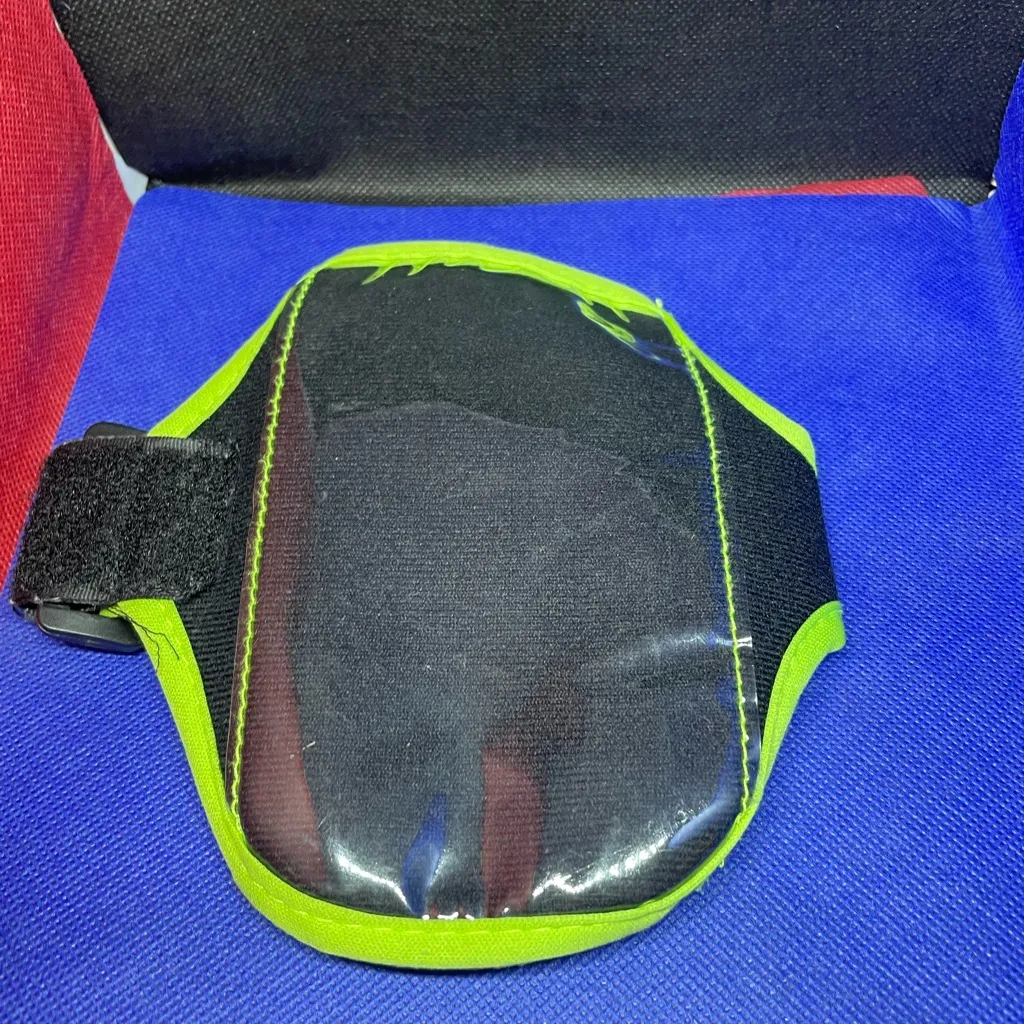 Arm band cell phone accessory for hands free exercise‎ routine. Green - Image 2