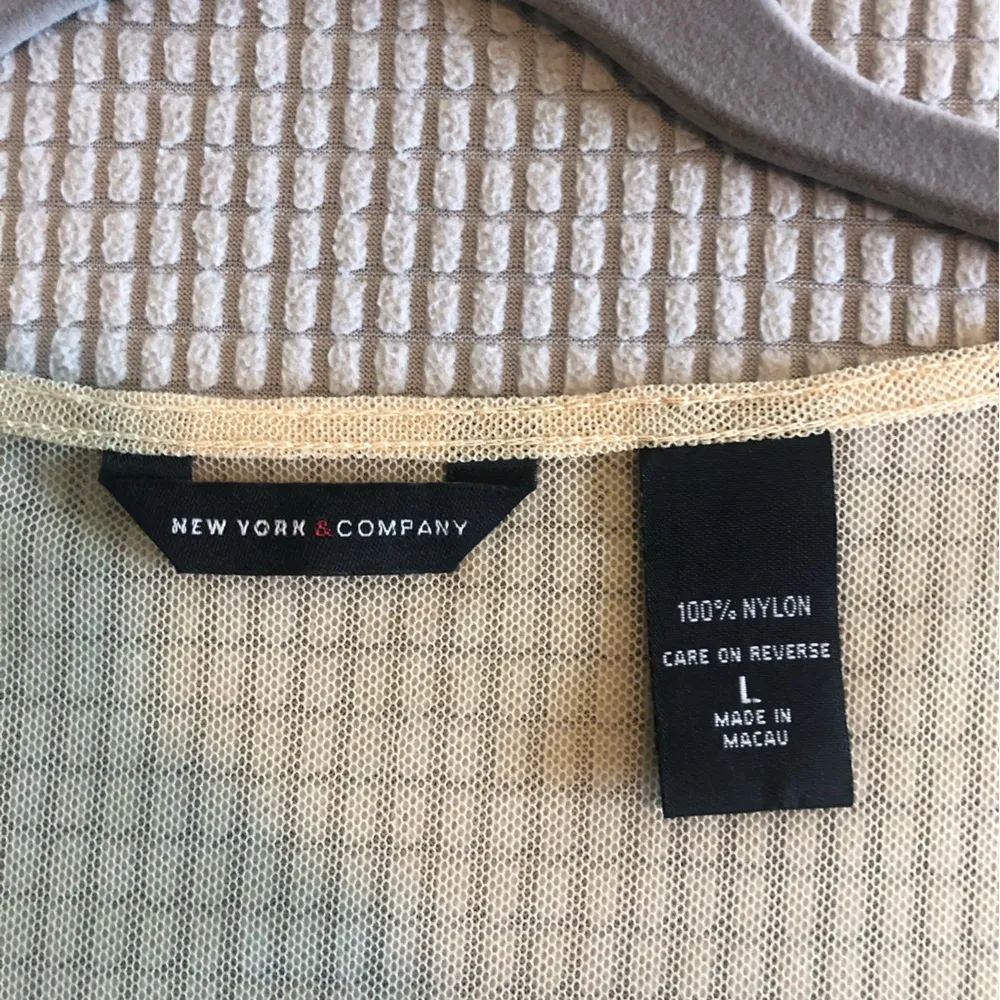 NY & comp. Shear mesh top with beaded work ivory low V - Image 7