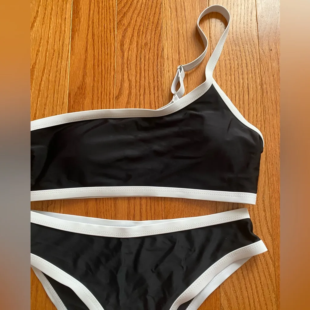SHEIN Black and White One Shoulder Bikini Set Size Medium - Image 2