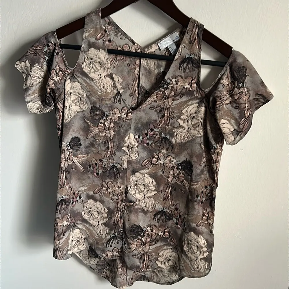 24th & Union Women’s Flattering V-Neck Short Sleeve Floral Cold Shoulder Top - Image 10