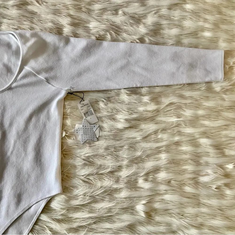 Good American White Micro Rib Scoop Neck Medium Coverage Long Sleeve Bodysuit - Image 59