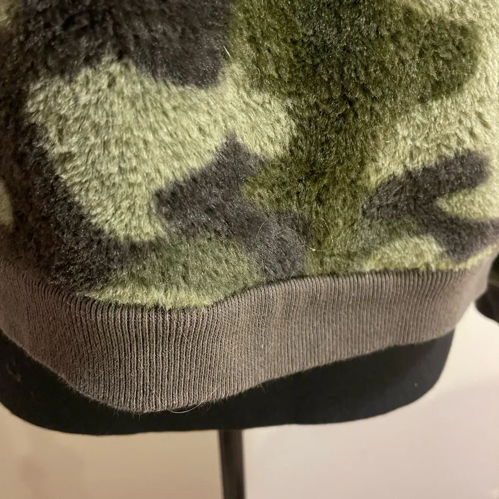 🆕Workshop Republic Clothing Faux Fur Camouflage Crew Neck Sweatshirt XS 💚 - Image 6