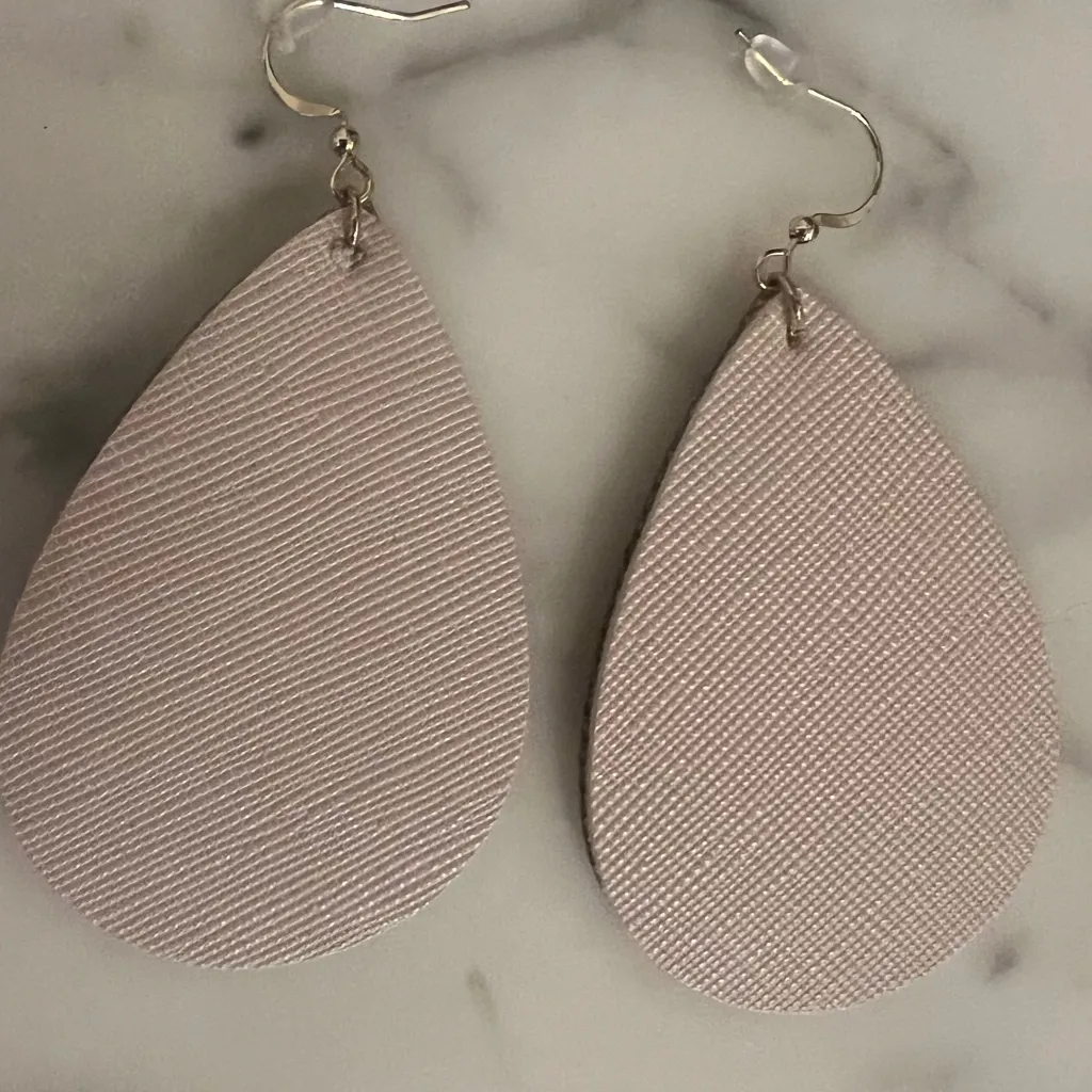 Plunder Elegant Silver and Light Pink Teardrop Earrings New - Image 5