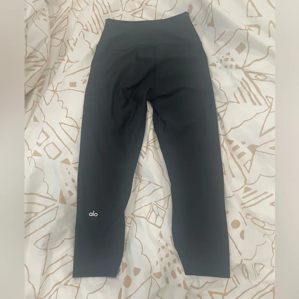 Black Alo Yoga High-Waist Airlift Capri Size Small - Image 7