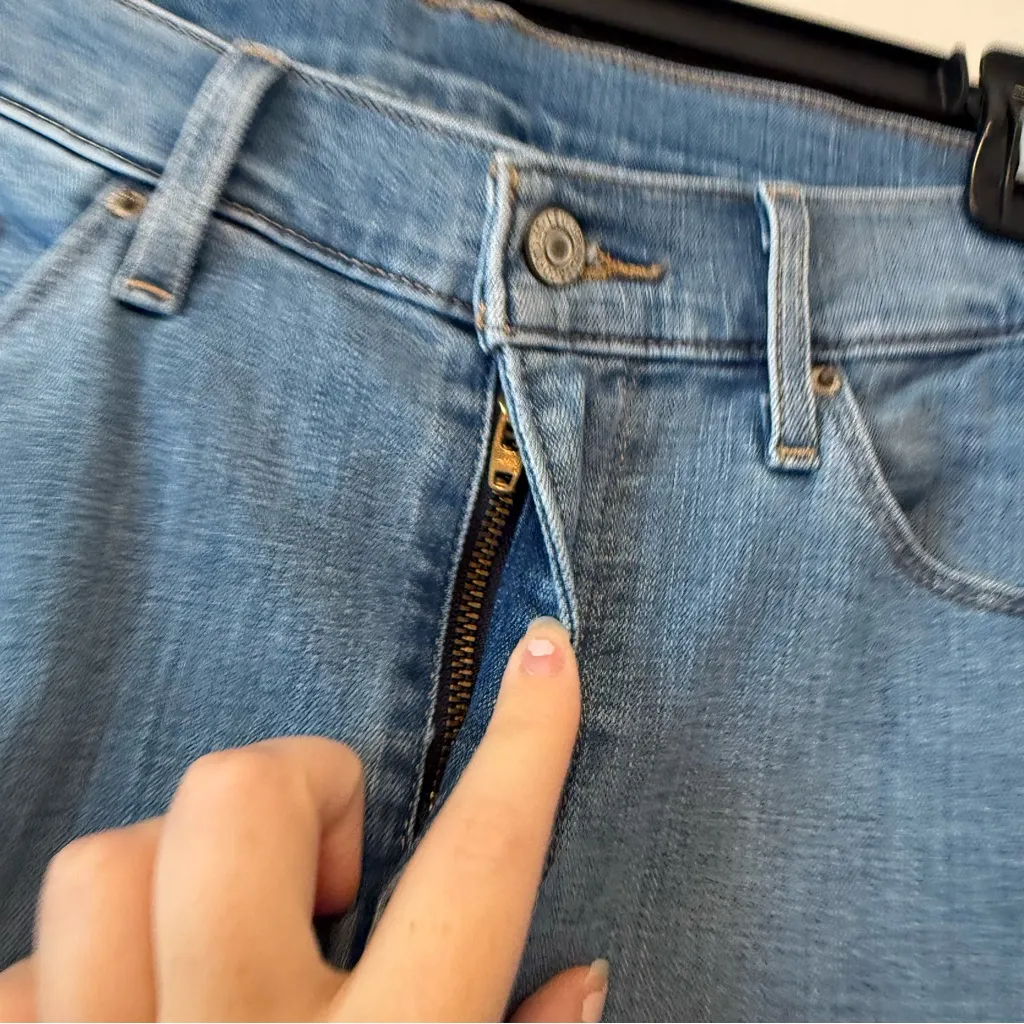 Levi’s Lightwash Bow Hem Jeans Size 6 or 28” - Image 7