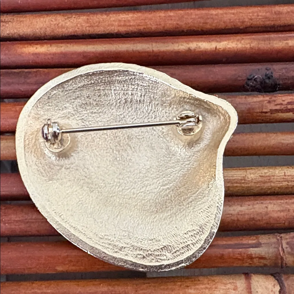 Gold Clam Shell Brooch - Image 2