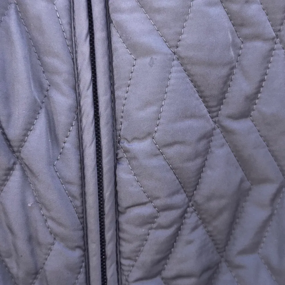 Women's Croft & Barrow Vest Size Unknown Gray Quilted - Image 2