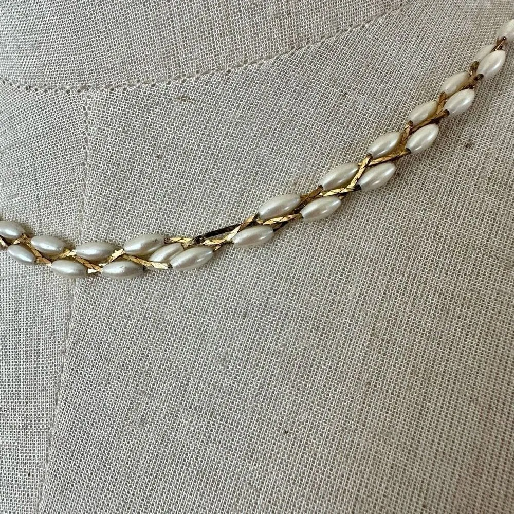 Faux pearl and gold tone twisted vintage chain necklace - Image 2
