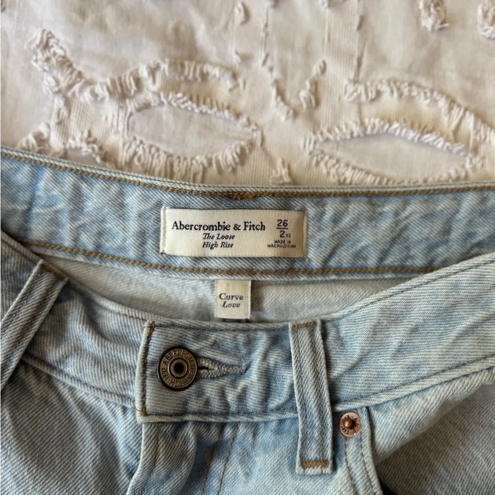 SIZE 26 THE LOOSE HIGH RISE CURVE LOVE 2 XS STRAIGHT JEANS - Image 4