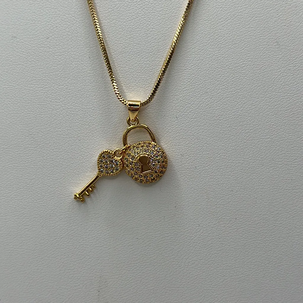 18k GF Italian Link/ Lock and Key Pendant - Image 5