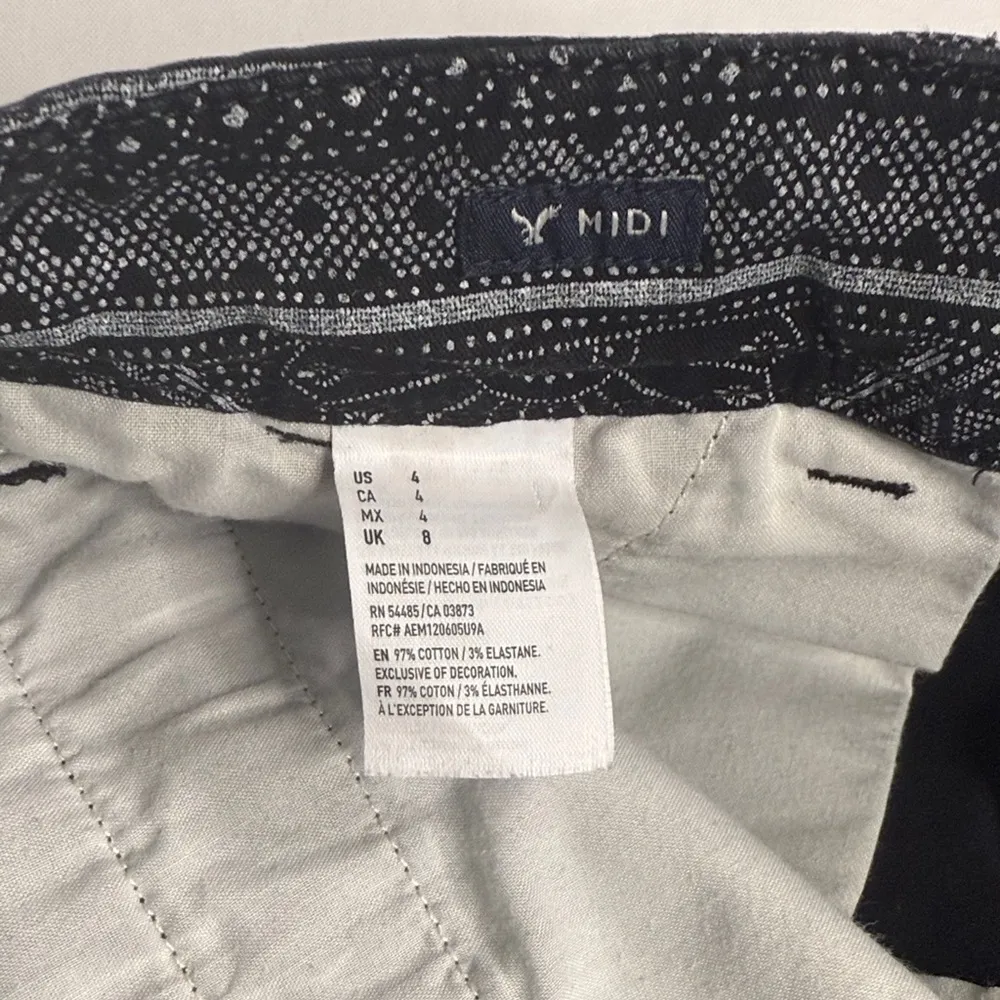 American Eagle Outfitters Black and Gray Geometric Shorts - Image 8