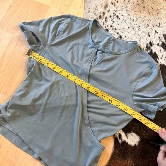 LULULEMON Teal Round Trip‎ Short Sleeve Crossover Cut Out Top Size 4 - Image 5