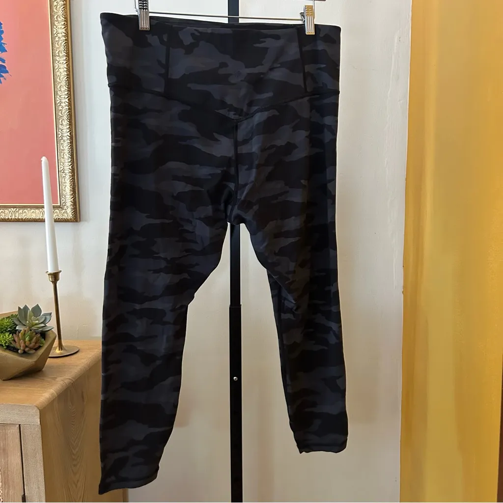 Athleta Camo Elation 7/8 Tight Athletic Leggings Camouflage Black Gray Size XL - Image 3