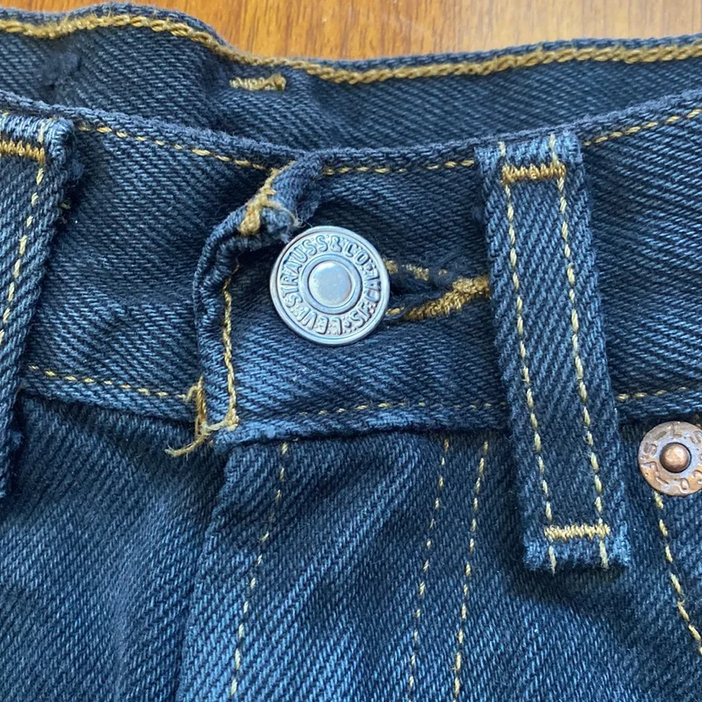 Aritzia  Vintage 650 Denim Cutoff Shorts - Image 3