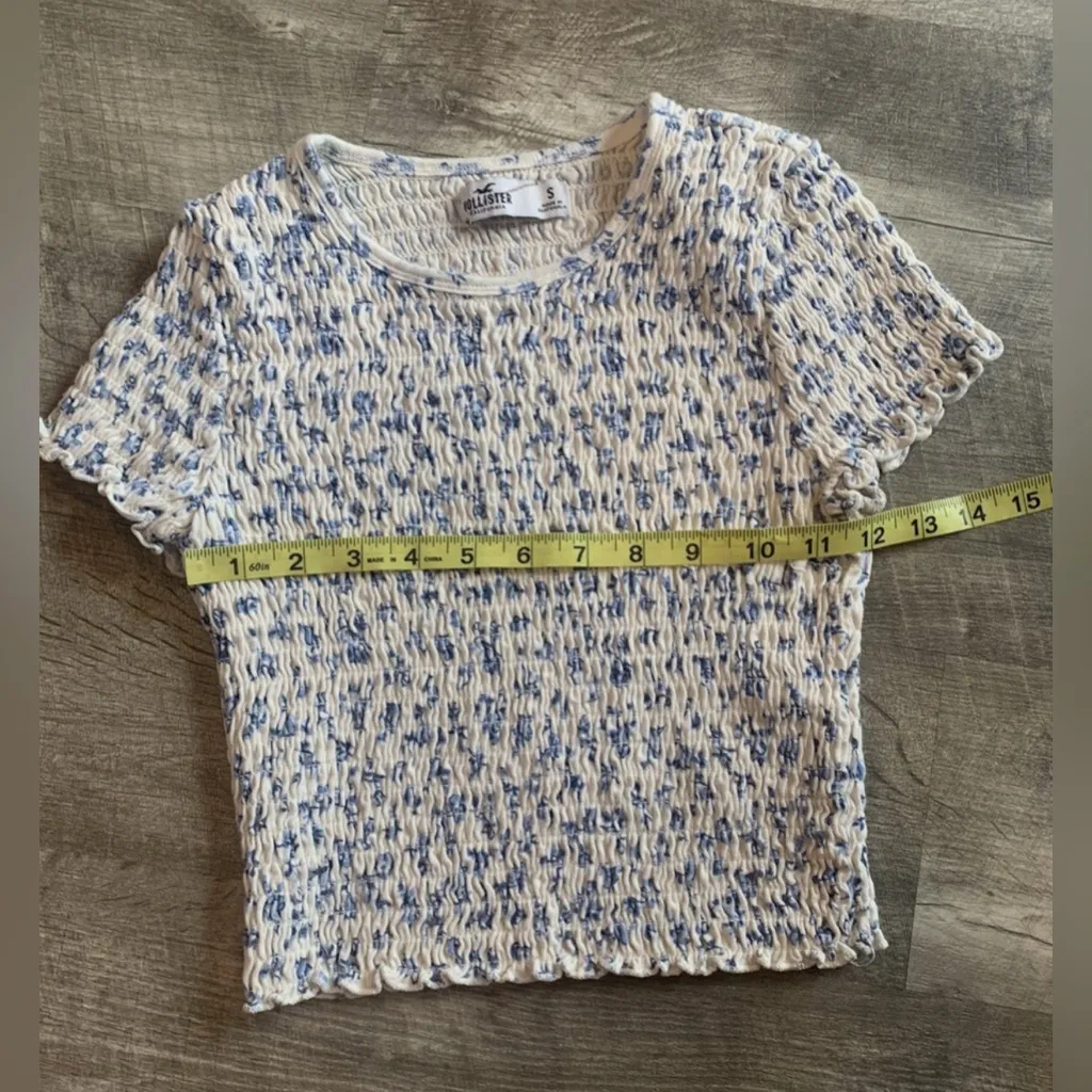 HOLLISTER CALIFORNIA SMOCKED CROPPED FLORAL TOP BLUE SIZE SMALL - Image 2