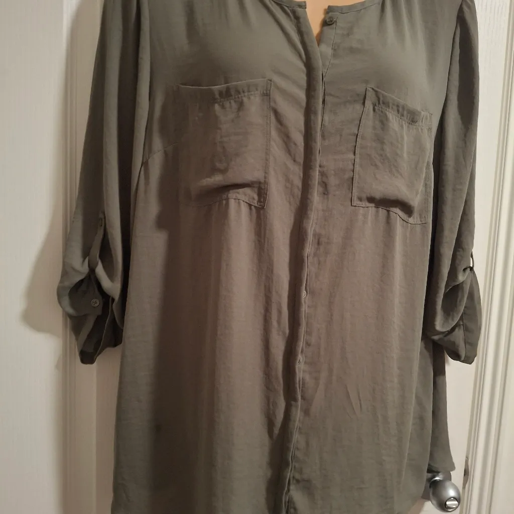 Maurices Sz 2 Olive Green Women's Top - Image 3